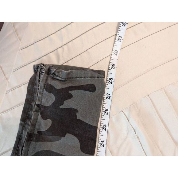 True Religion Women’s 24 Camo Utility Leggings Pants in Green Pockets - Picture 6 of 8